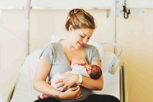 Jeune maman allaitant son nouveau-né à l'hôpital